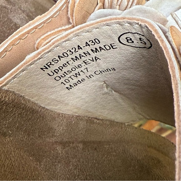 NOT RATED ladies slip on sandal NWOT 8 1/2 brand new never worn tan soft flowers - Picture 10 of 13